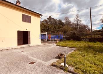 Villa Bifamiliare In Vendita a Capannori